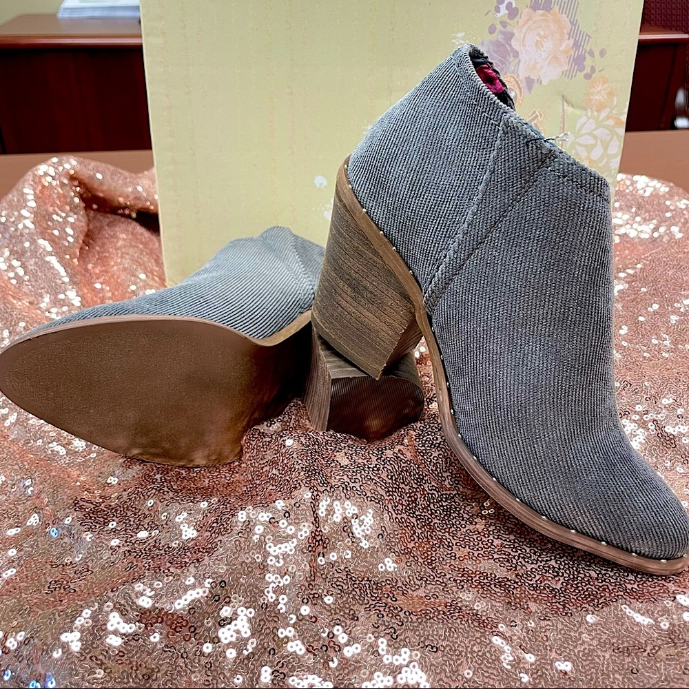 Very G Wedges Size 6